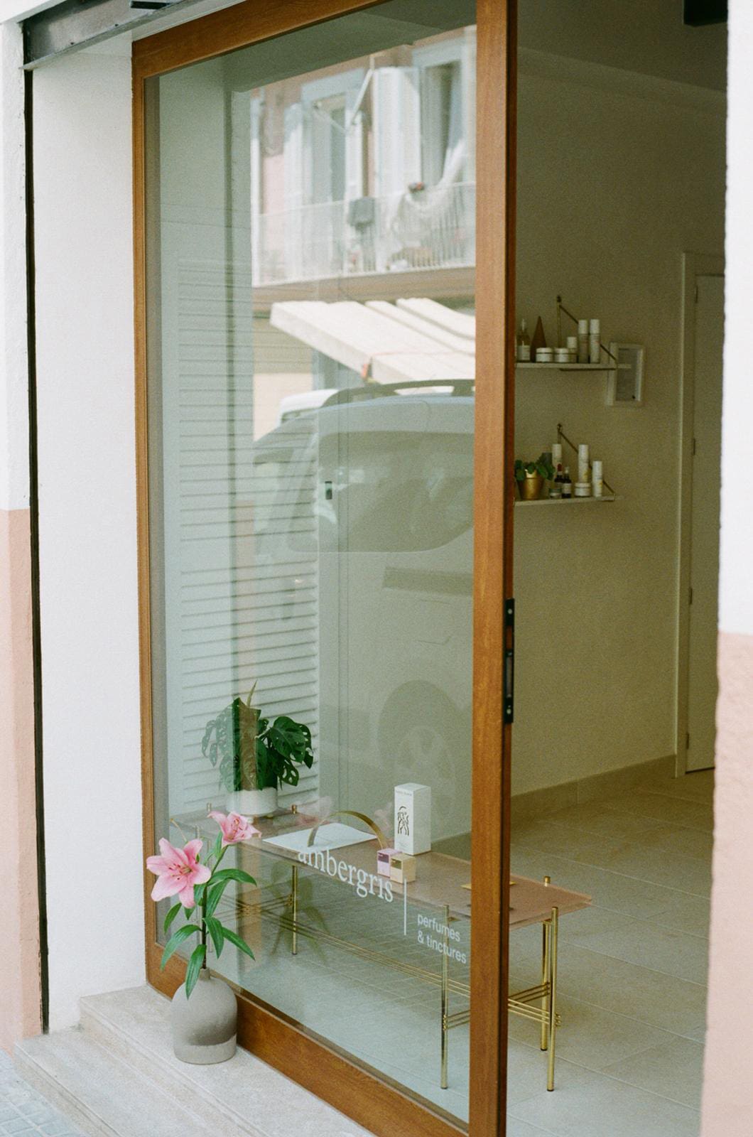 Presentación Fine Cosmetics en ambergris