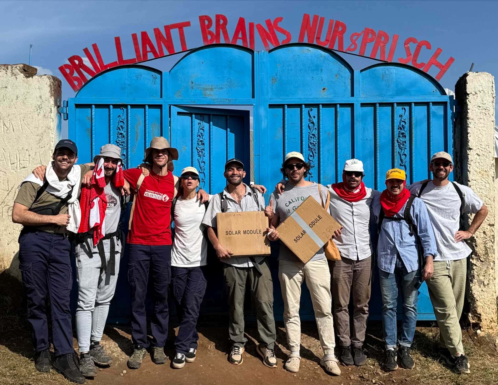 CONTAIN lleva luz a Uganda